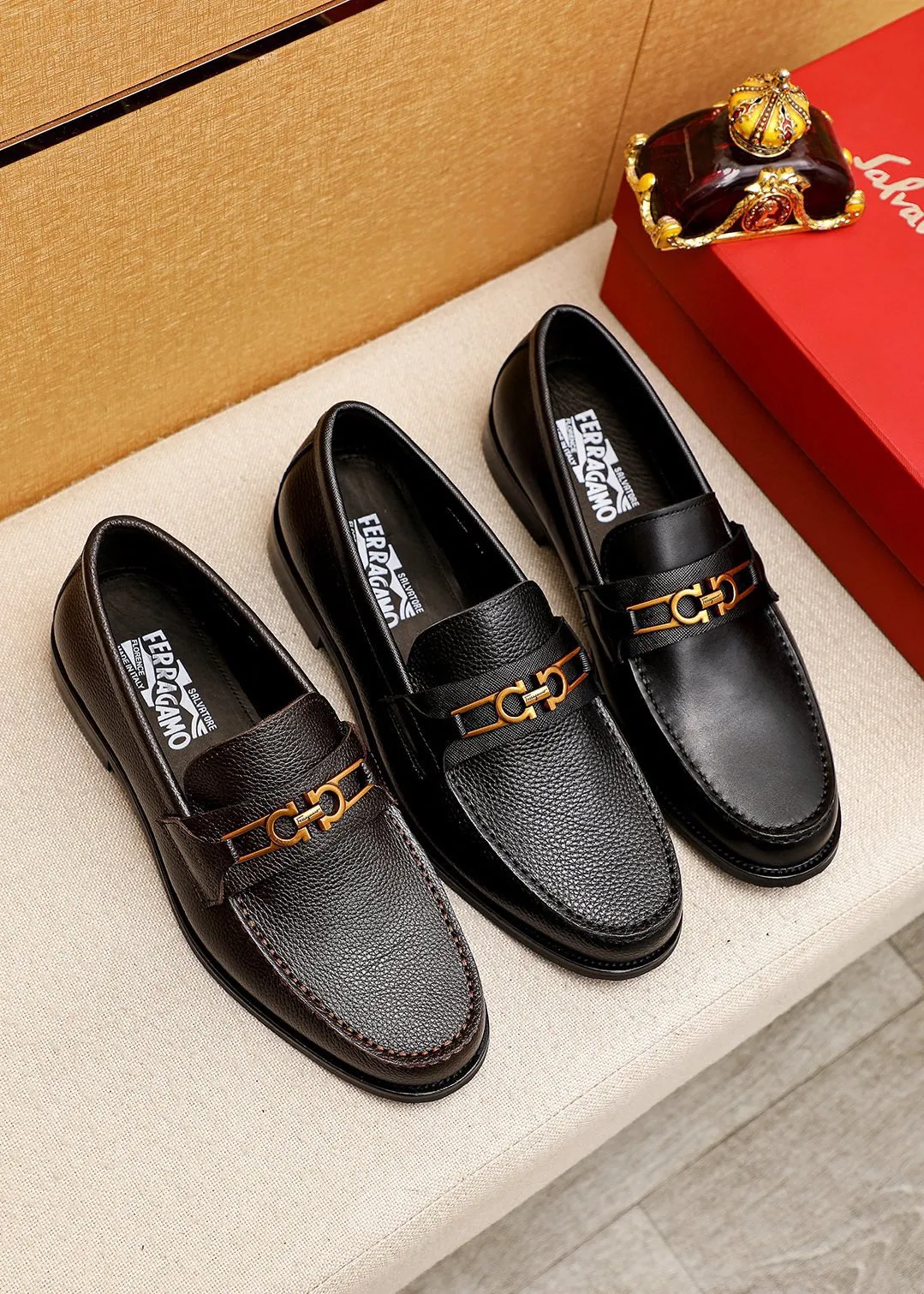 Men's shoes 💰480💐 Product trademark: Ferragamo "Ferragamo" casual leather shoes Regular size: 38-44 (45.46🉑️customized) Product materials: Selected imported first-layer pebbled cowhide leather upper + luxury hardware buckle, imported water-dyed cowhide leather lining. Strong three-dimensional visual effect, original outsole color: 2 colors available